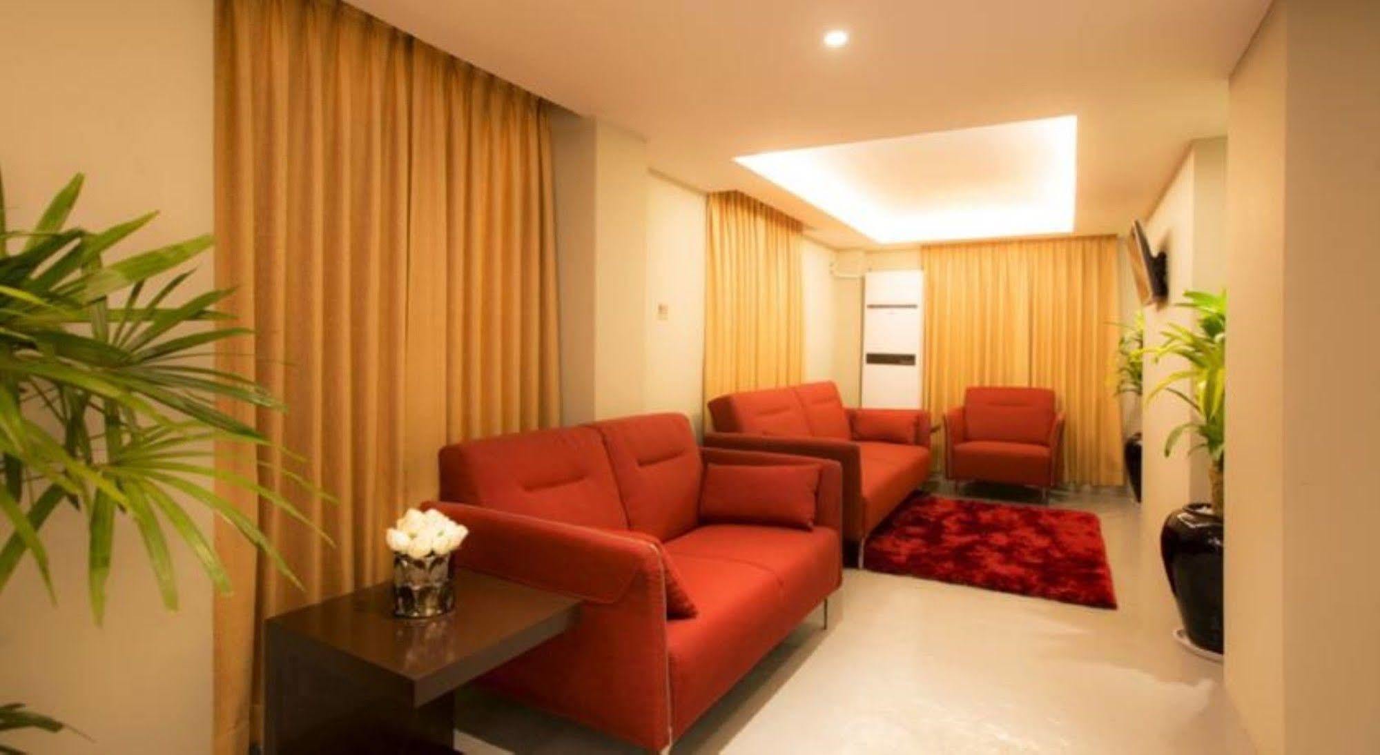 Shwe Pyi San Yar Hotel Rangoon Buitenkant foto