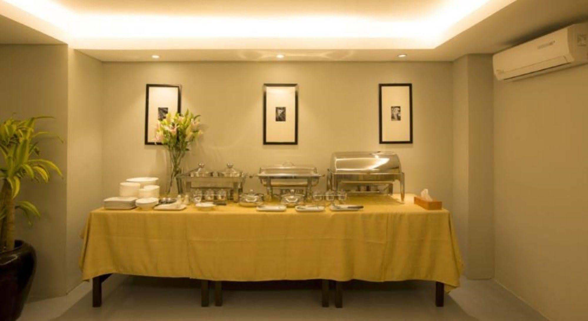 Shwe Pyi San Yar Hotel Rangoon Buitenkant foto